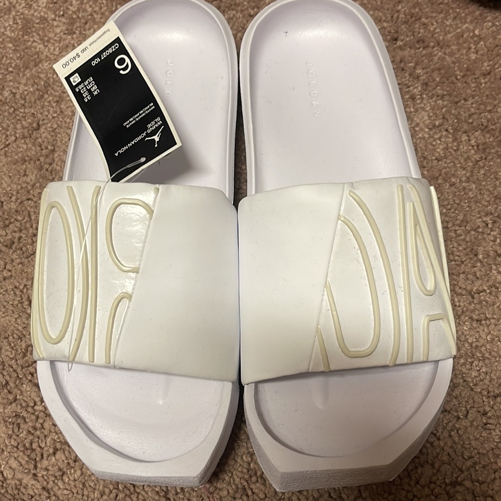 NWT Jordan Ladies Nola slide size 6
